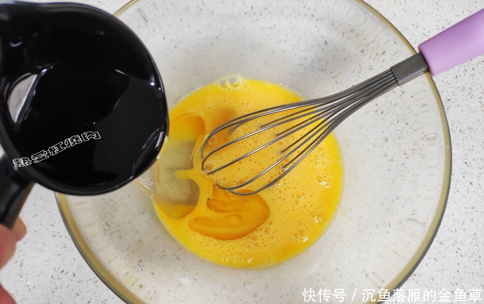  『家里』想吃蛋卷不用买，家里有鸡蛋面粉和白糖就能做，酥脆的一咬就掉渣
