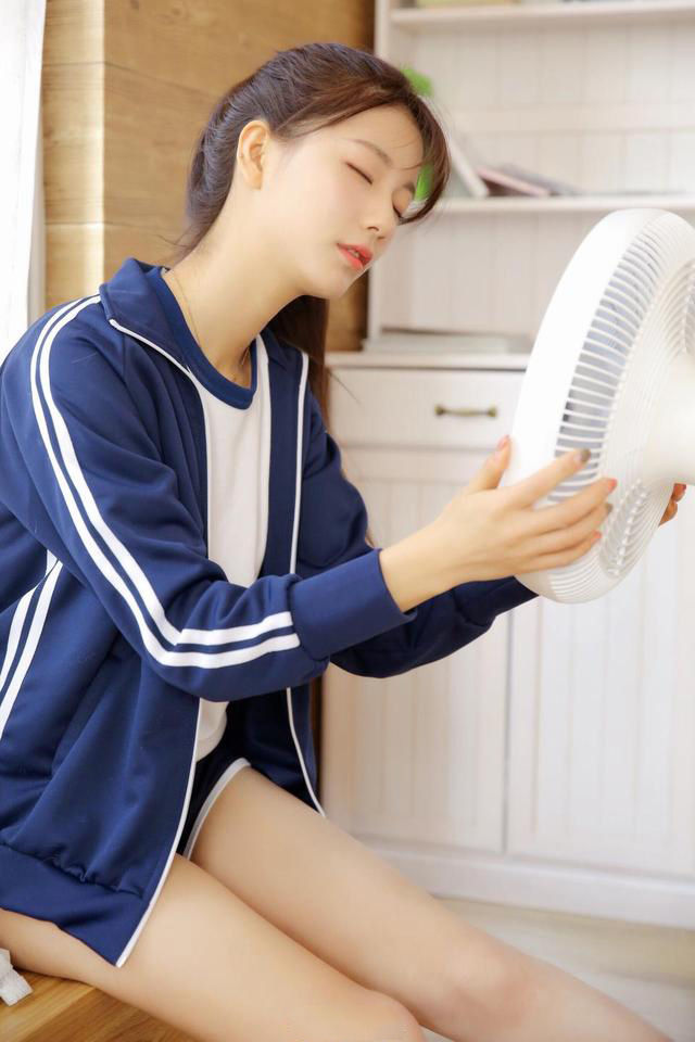 小智图说-穿白色短袖衫在家中休息的可爱甜美学妹