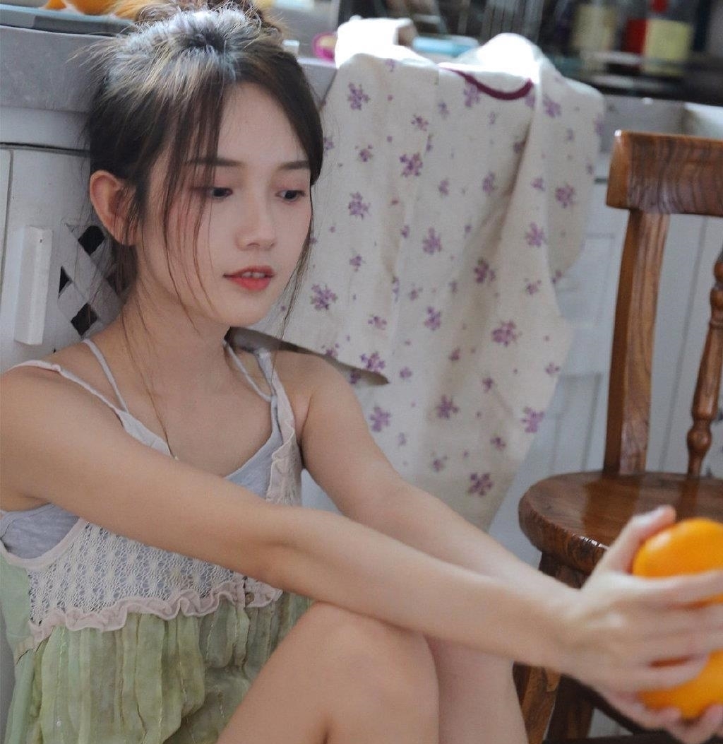 【写真】吊带裙性感美女居家私房写真