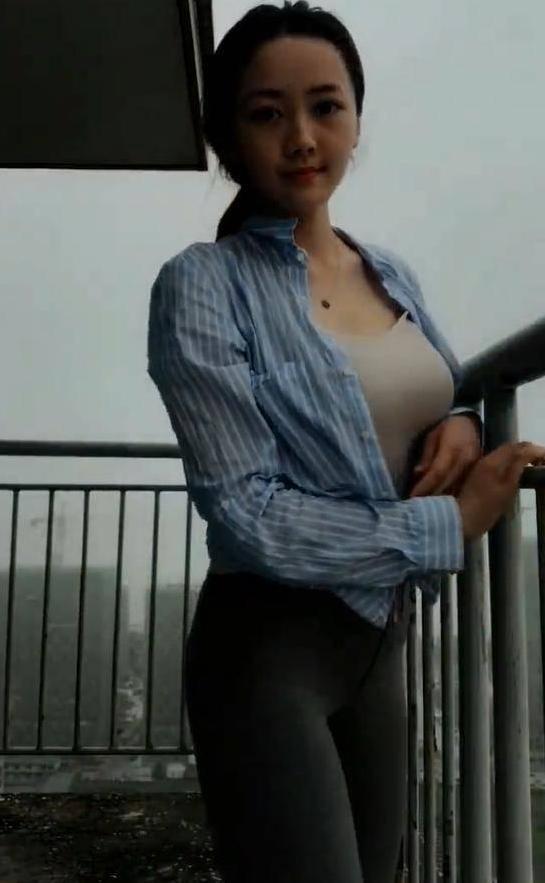 街拍：小姐姐秋裤外穿不输瑜伽裤，给人一种大方清爽的美