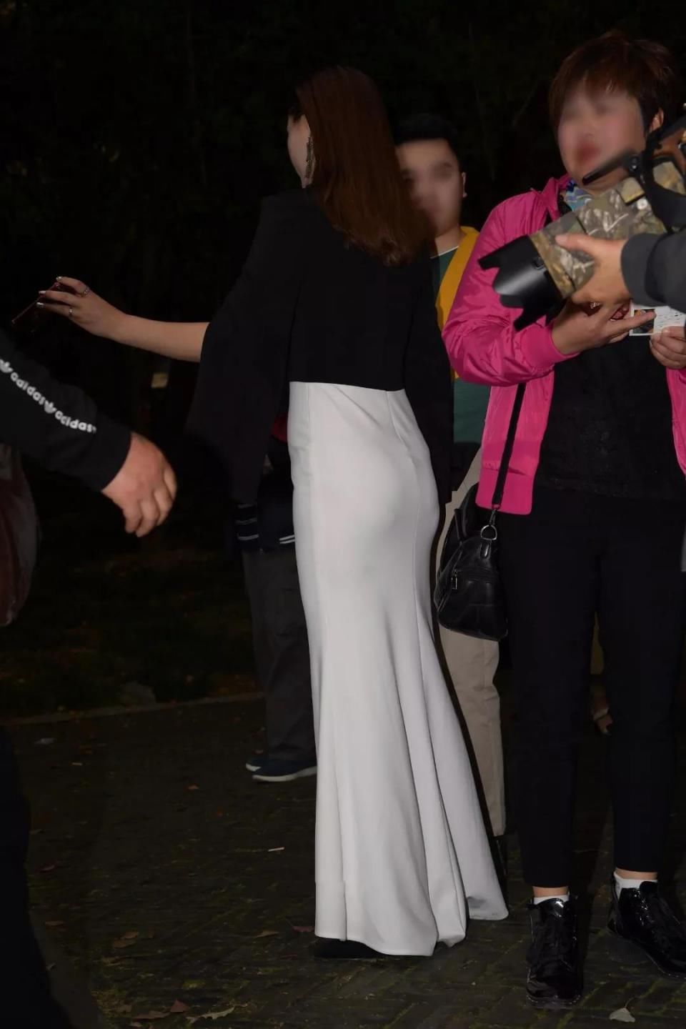 街拍：穿一袭白长裙，体态风韵，美臀的性感美女