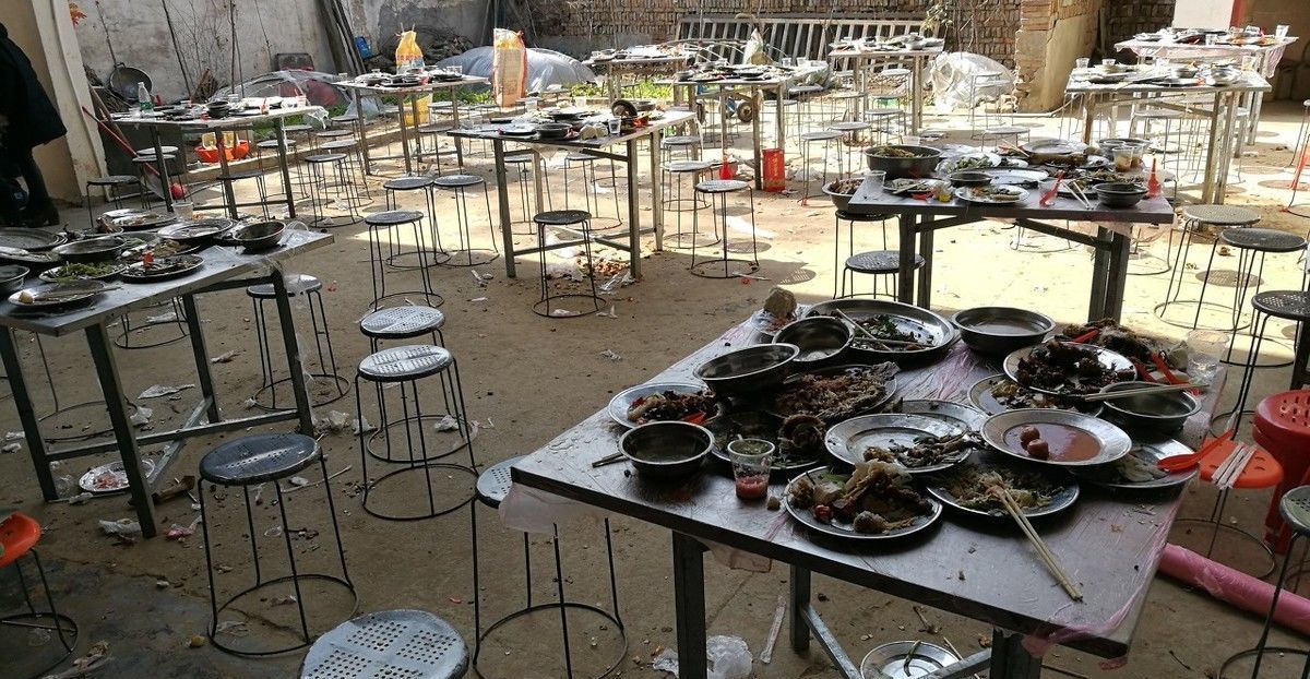 城里人看不懂，农村露天大席，穿着睡衣站着吃