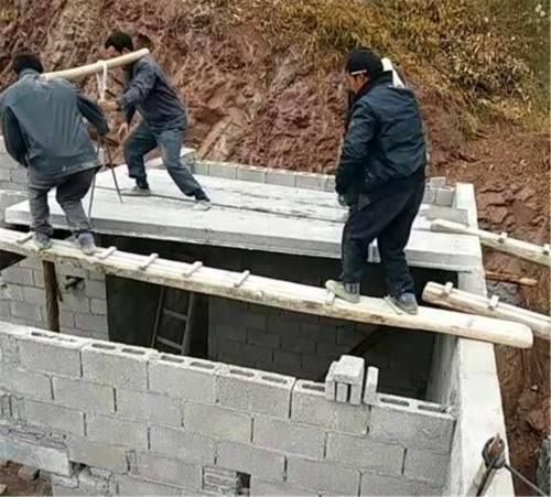  看着@农村里抬预制板都是四个人抬的，看着走得很轻松，那预制板