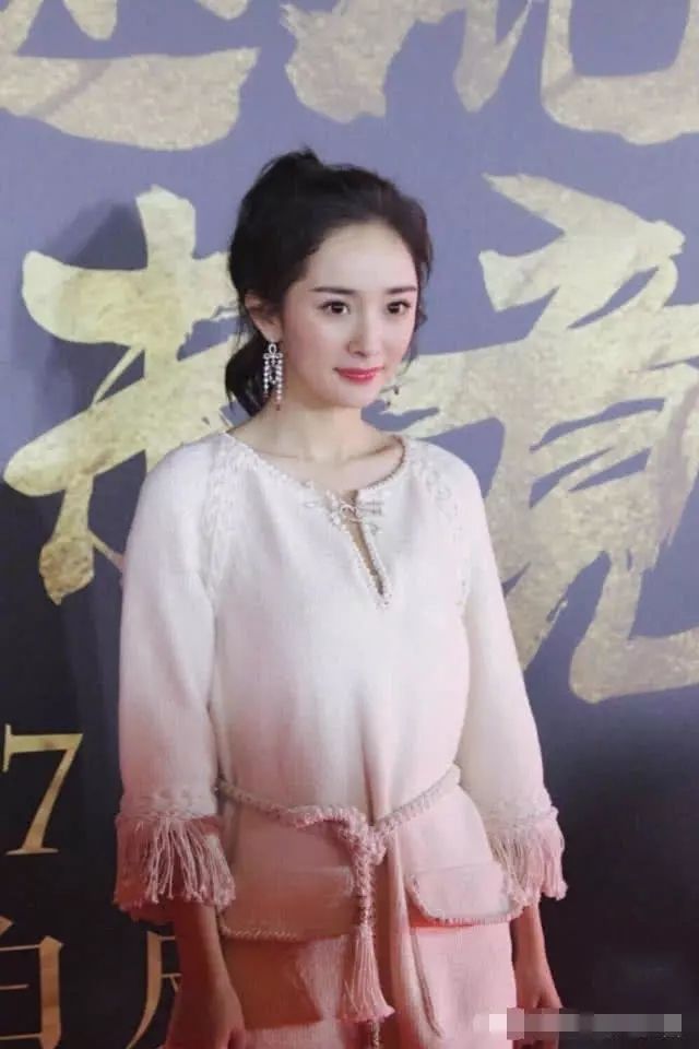 杨幂换了名媛风，除了“筷子腿”，一身的“金针菇”更实力抢镜!