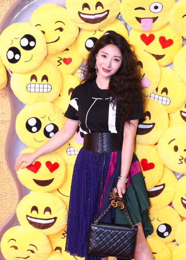 柳岩新造型获赞，穿束腰裙秒变“小腰精”，网友：被惊艳到了！