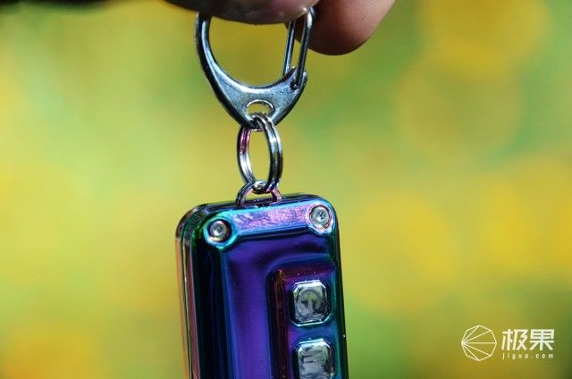 NITECORE TINI 炫彩钥匙灯上手，外表酷炫 无惧黑暗