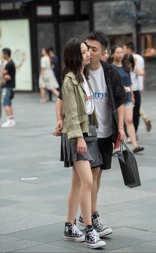 路人街拍，漂亮的高跟鞋，一千块也不嫌贵!