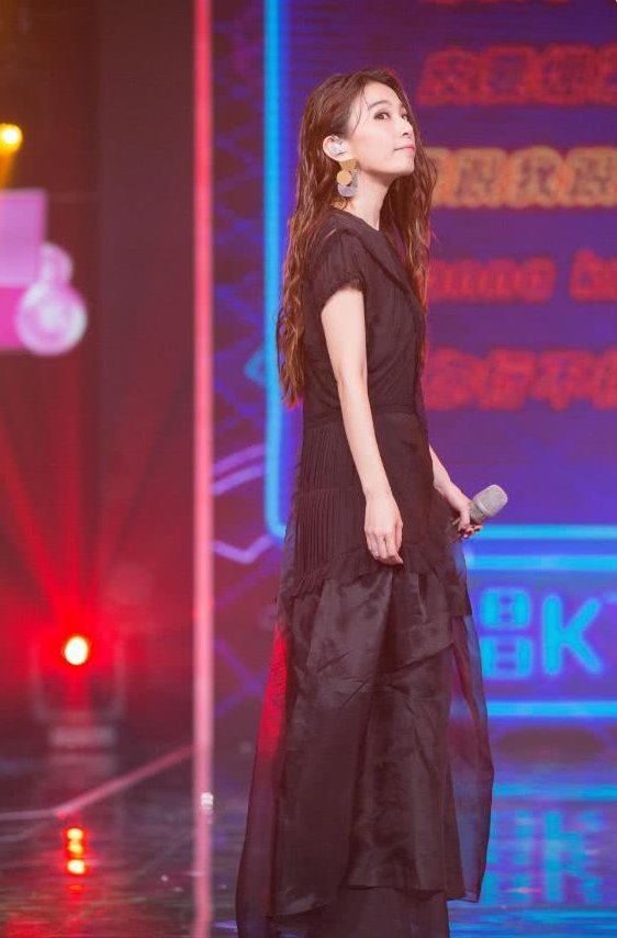 田馥甄一双“砖头鞋”就增高20厘米，网友:怪不得1米6变成1米8!