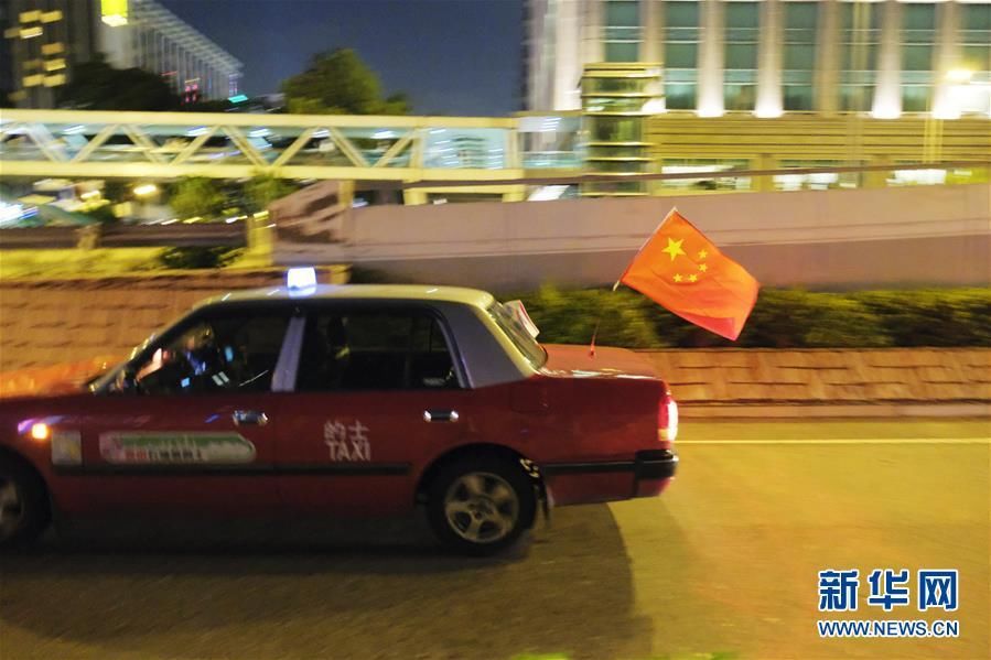 挂国旗、促稳定：香港的士司机发起“守护香港，风雨同舟”大行动