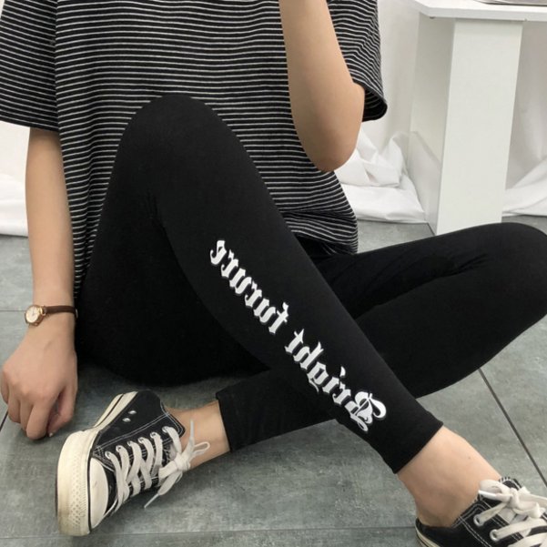 今年流行的打底裤，显瘦又百搭，青春活力显著