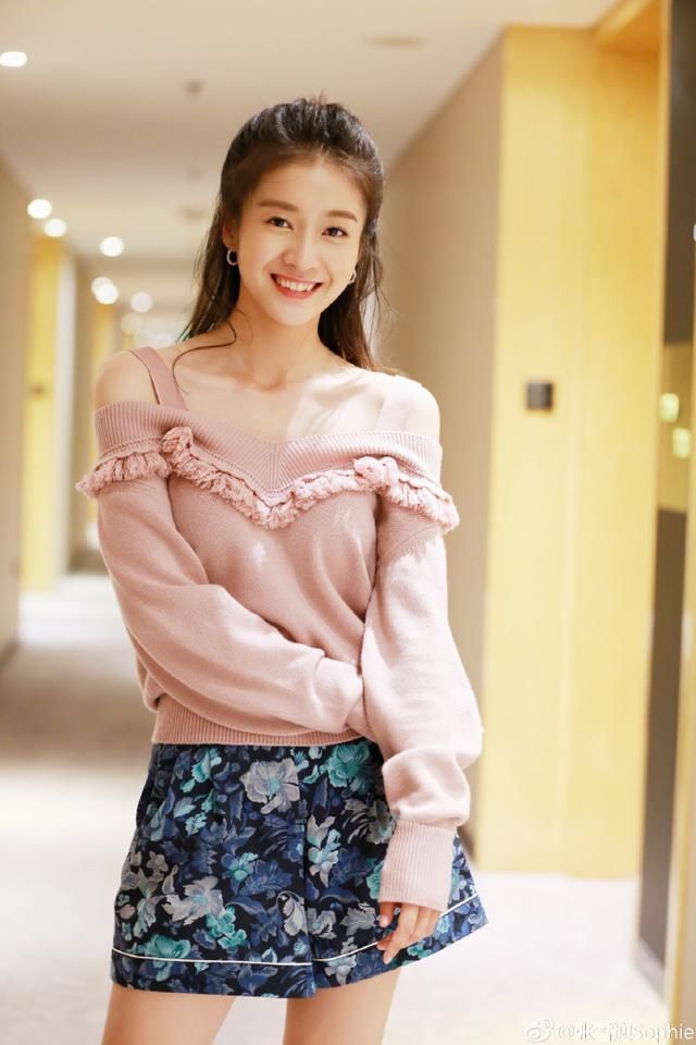 张雪迎好好的小仙女不当，非穿个老气的裙子，网友：穿老了这张脸