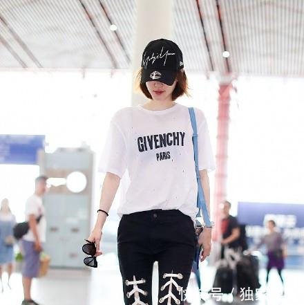 王丽坤的裤子全靠几根线绑着,没有这身材真不撑不起来