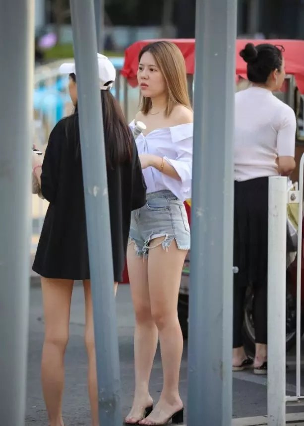 街拍温润秀雅，披肩发的大白腿美女小姐姐