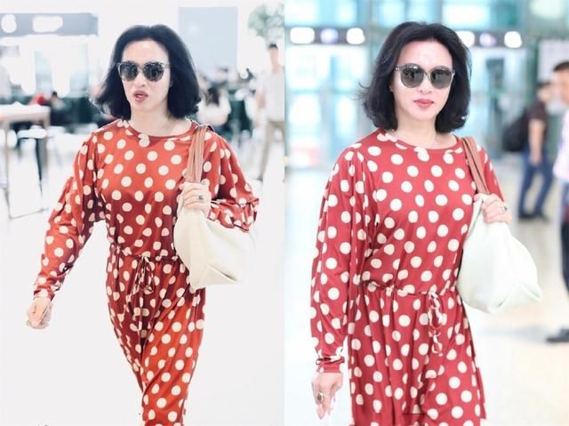 50岁金星与39岁周韵同穿波点裙,一个风韵十足,一个一言难尽