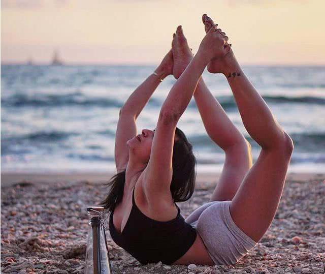 想让扁平身材变得凹凸有致?学学这两个动作很有用!