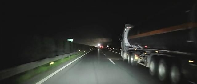  「高速」夜晚跑高速超车开近光还是远光，很多司机不懂，新手注意学学