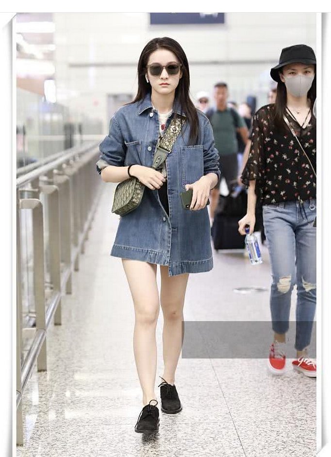 风波后的张雪迎愈发大胆了!只穿一件外套就出门，难怪杨紫会输!