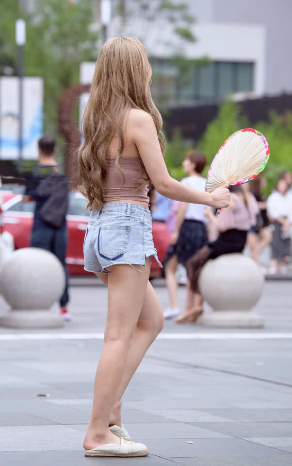 气质小姐姐真空上阵，凹凸有致的身材，十分动人。