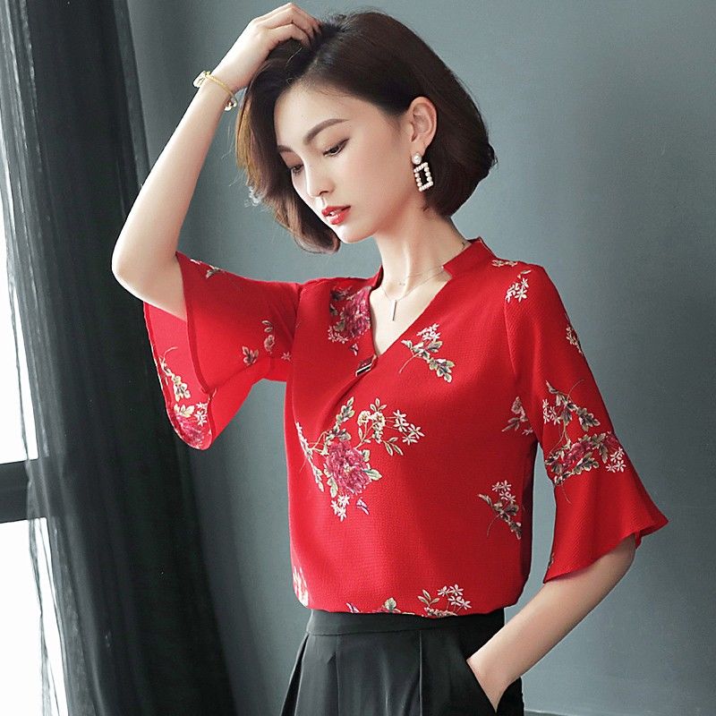 女人丰满有个好处，即使穿白菜价紧身T恤，曼妙身材也能美到极致