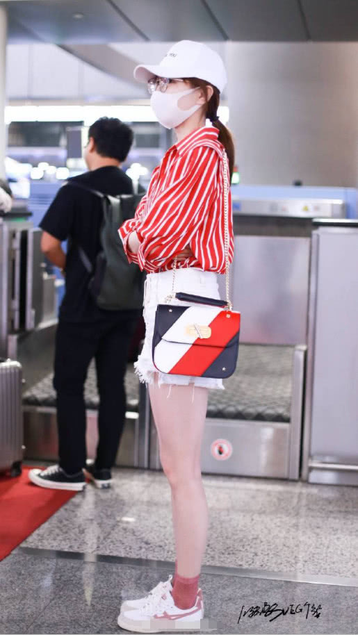 江疏影只是穿了条牛仔短裤，撩力十足迷翻人，“腿精”不是白叫的