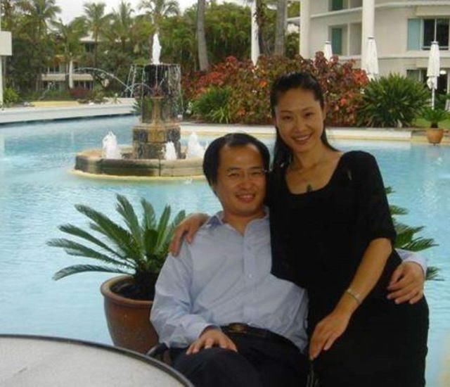 此人曾是最美女歌手,享受正师级待遇,成名后离婚为爱嫁丑男!