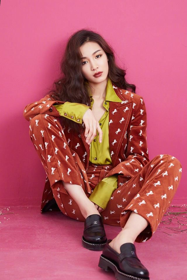 90后新锐小花何美璇张南穿印花西装，竟没输同款造型的宋佳刘雯