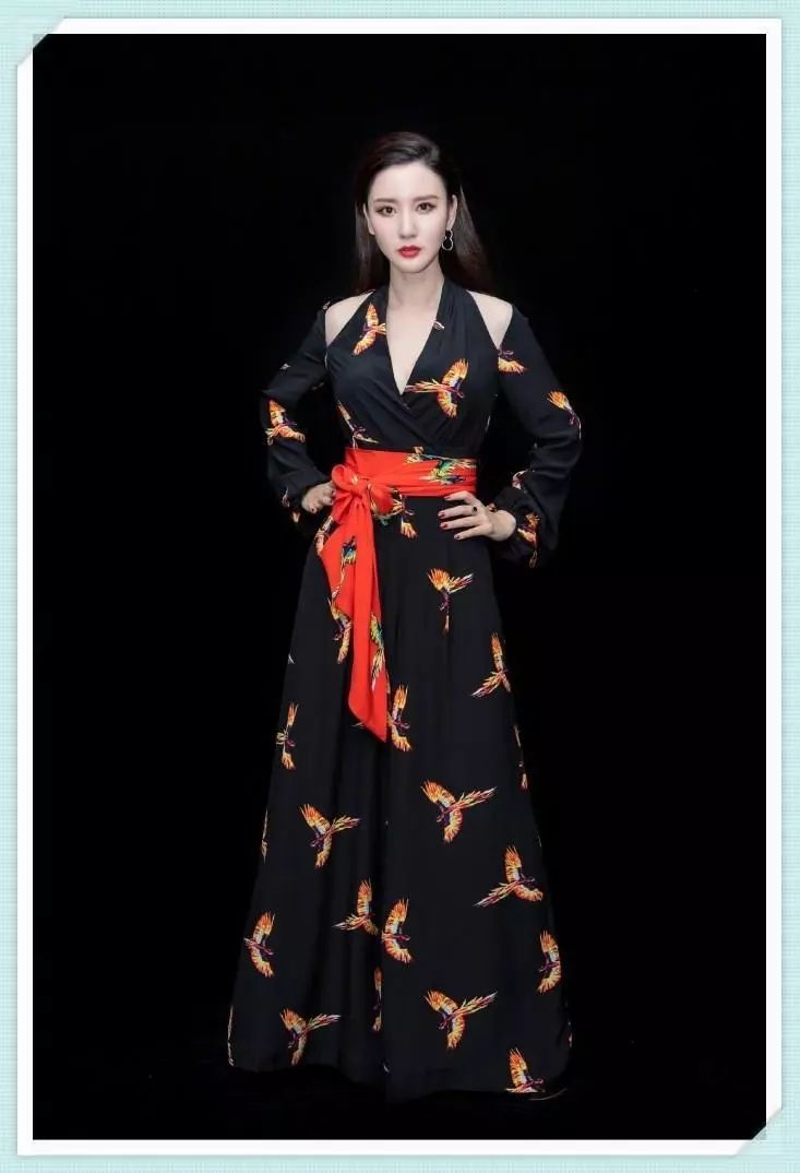 李湘瘦了不止40斤!穿黑印花裙美回颜值巅峰，撞上96斤张萌都没输