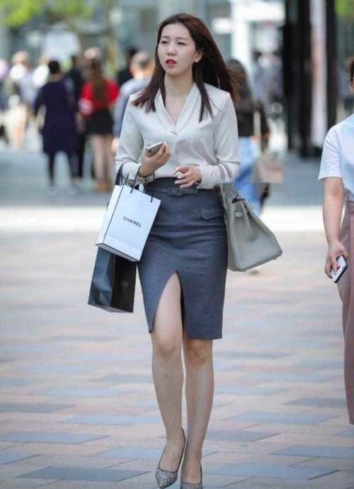  #女生#漂亮显曲线的包臀半身裙，如何选择才让女生更时尚好看不俗气？