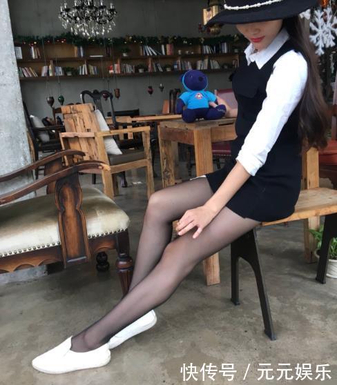 轻熟少妇的黑丝韵味展现俏丽美腿，下身玩起了消失，诱惑满满的感