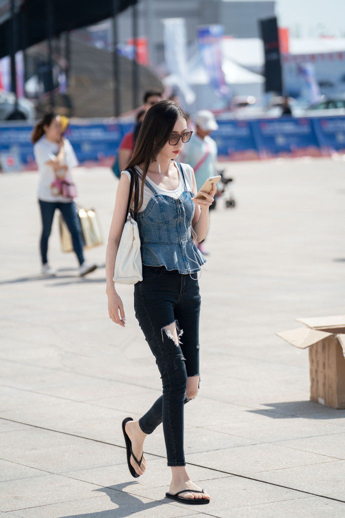 街拍路人，炎热的夏天想怎么美就怎么搭，越简约越时尚