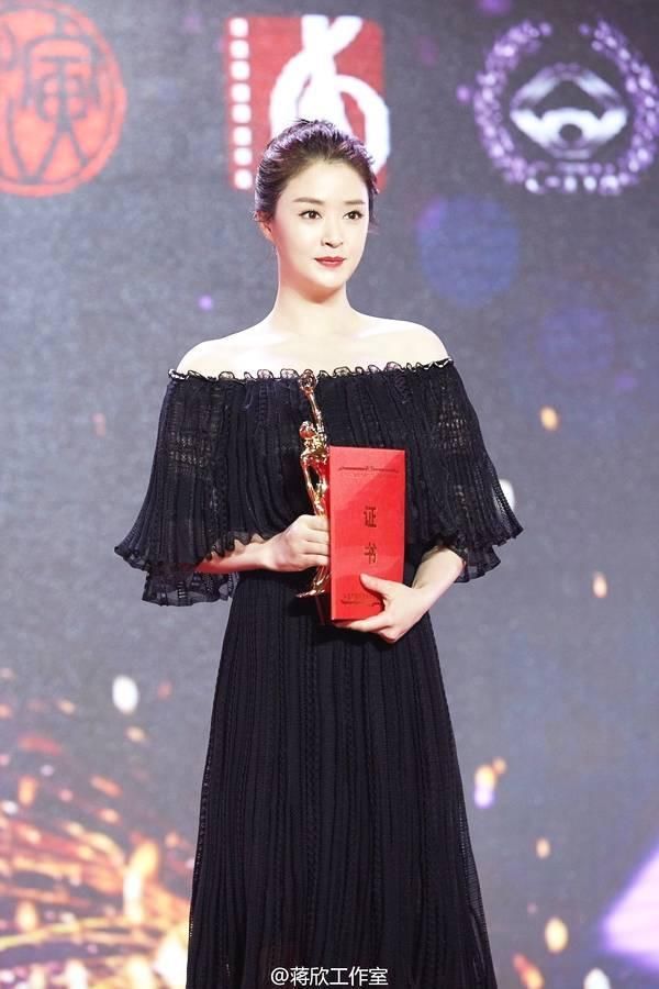 蒋欣亲身试验，微胖大胸妹纸怎么穿才是对的?!