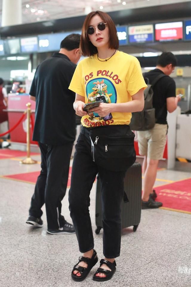 都在拼命的秀腰，袁姗姗却戴个大腰包遮住，网友：你是第一人吧？