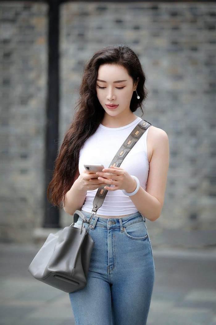 街拍：街上美女一个个穿得清爽迷人，修长的美腿让人喜欢的不得了