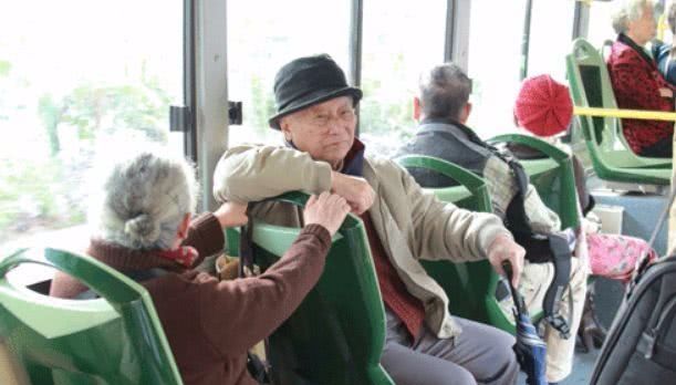 取消老年公交卡呼声越来越多，部分地区开始取消，理由很现实！