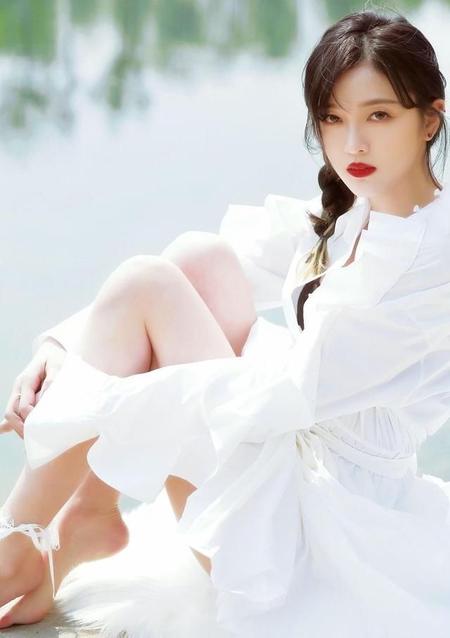  『为自己挑选』被吴宣仪美到了！卷发搭配纯白色连衣裙秀出大长腿，灵动又性感
