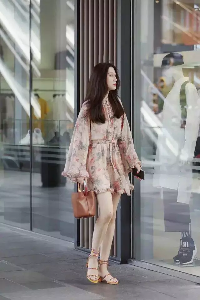 街拍：身穿黑色紧身的小姐姐，秀出窈窕身姿，网友：简直美极了！