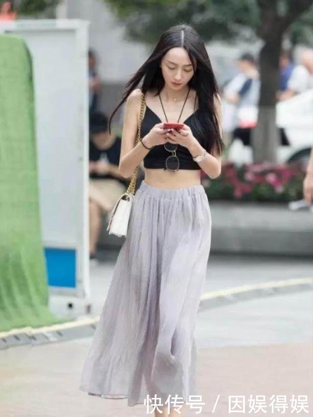 『味道』路人街拍,靓女温婉迷人,穿前开叉的吊带中裙,非常抢镜
