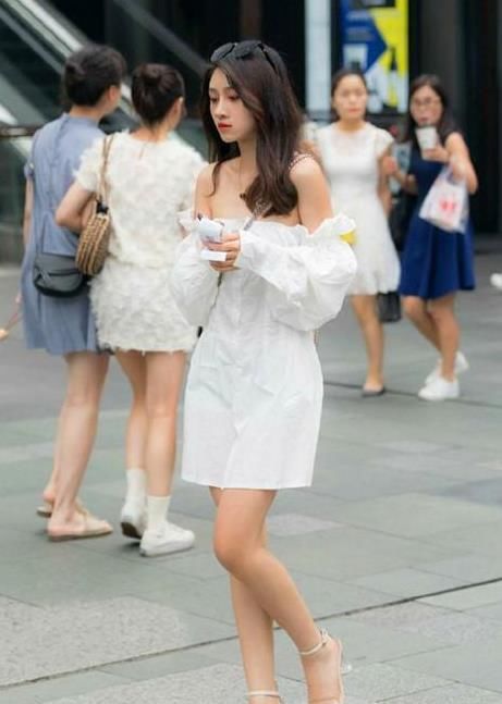  【气质】街拍：沉鱼落雁的美女，一条白色的连衣裙，时尚美丽大方气质