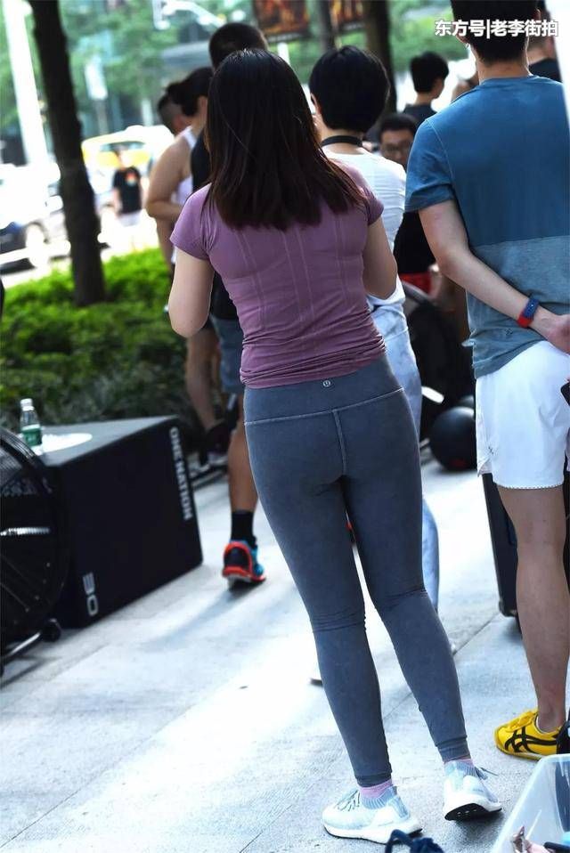 街拍：运动休闲的初秋穿搭参考，让你尽显青春活力，阳光自信！