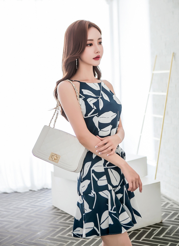 女神孙允珠，凝波幽蓝霜雾水漾飘絮连衣裙