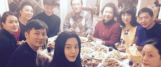 是真爱！李晨官方怒发传言辟谣微博没有删除，婚戒也还在