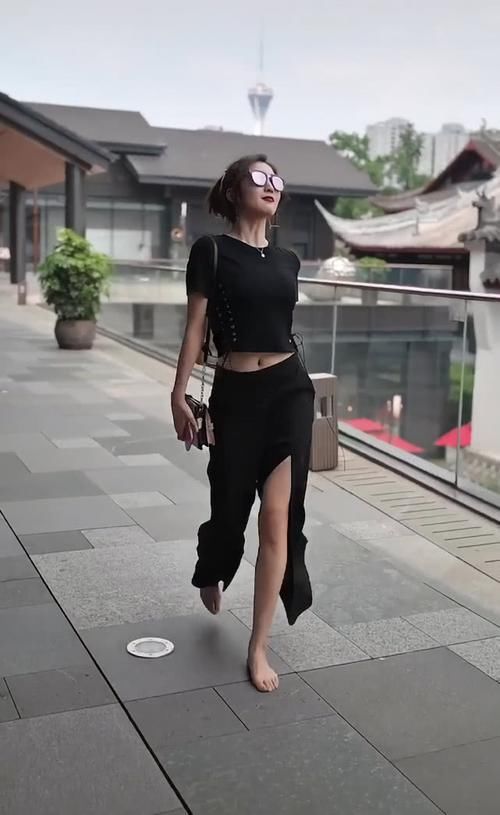 「美女」美女光脚走路,火了一条“越走越短”的长裤,穿上变时髦精