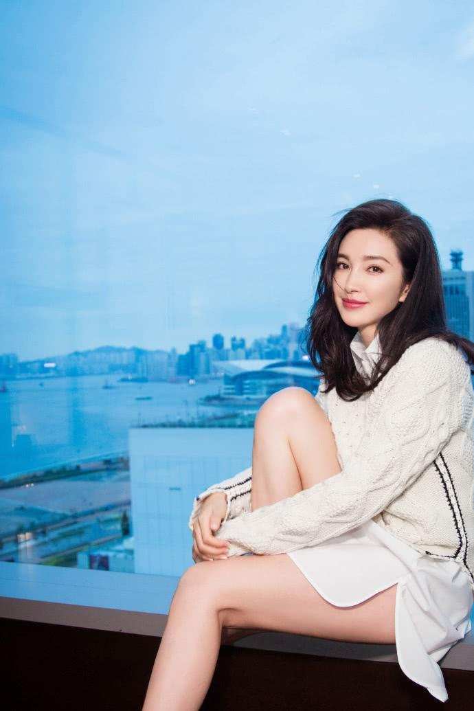 45岁李冰冰新造型很惊艳! 身穿开叉短裤, 暴露了一双美腿!