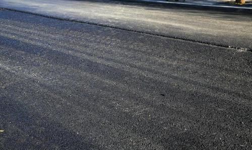 「低于水泥路面」为什么高速公路一般都是沥青路面,收费站却是水泥地面?