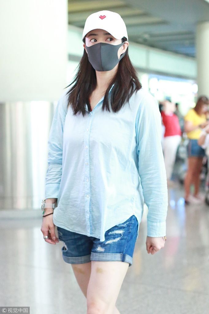 减肥仍需努力！蒋欣机场秀美腿惊现两块淤青 上围傲人无奈略显粗