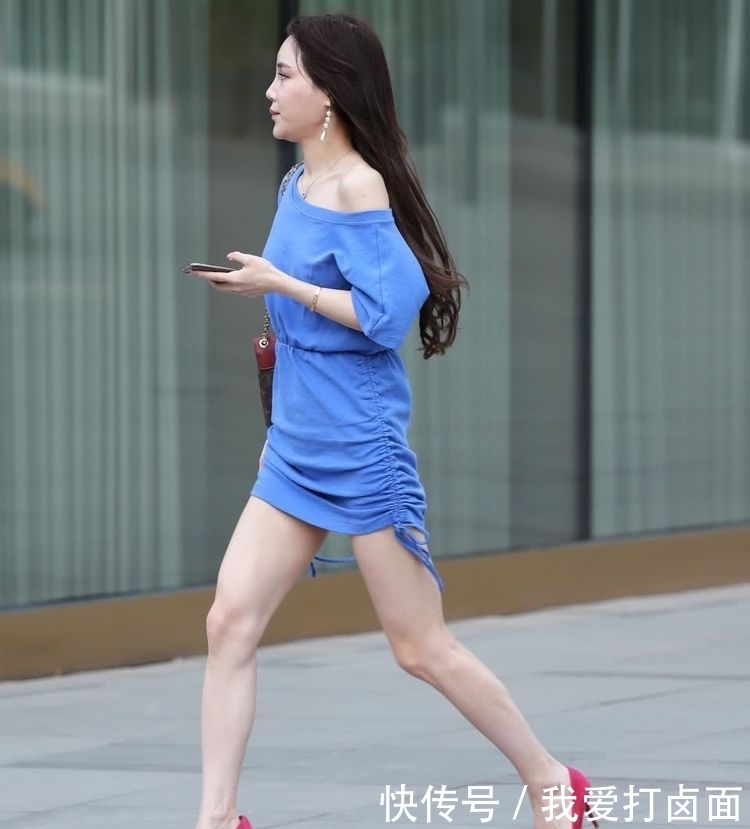 『迷人』街拍:小姐姐一件蓝色短裙配高跟鞋,带着一种迷人气息