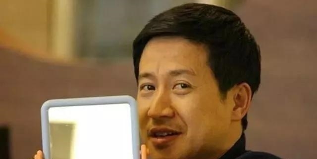 「镜头」他是知名老演员,带红王宝强,因挡住小鲜肉镜头被一把推倒在地