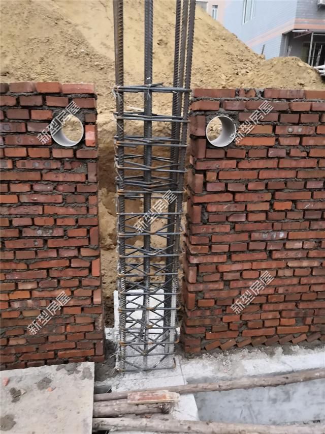 农村小伙盖房发现钢筋歪了10公分？这施工队太马虎，赶紧给钱走人