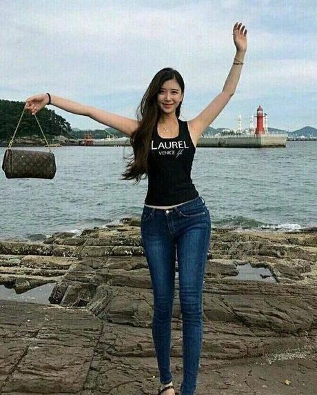 街拍：气质甜美的紧身小姐姐，显得特有女人味