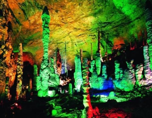 世界之最，黄龙洞属喀斯特岩溶地貌，享有绝世奇观之美誉